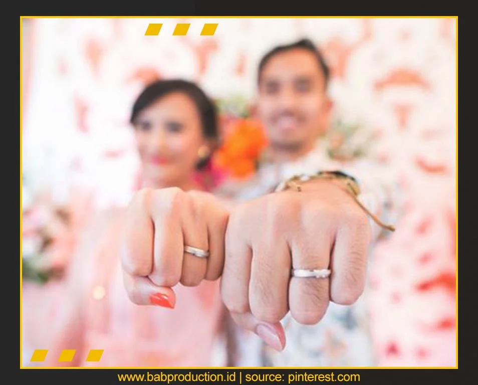 8 Tips Berpose Menarik di Foto Pernikahan. Gaya Focus On The Ring