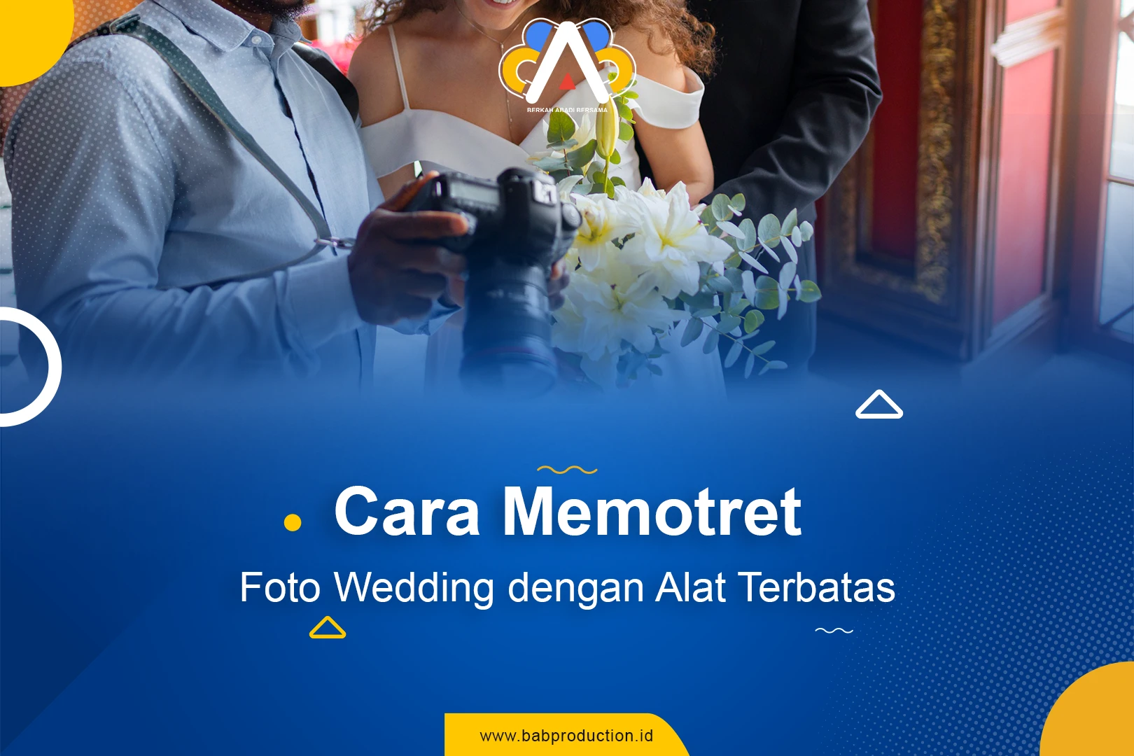 fotografer pemula sedang memotret pasangan pengantin di lokasi outdoor, menggunakan kamera sederhana dengan pencahayaan alami, menggambarkan cara memotret foto wedding dengan alat terbatas